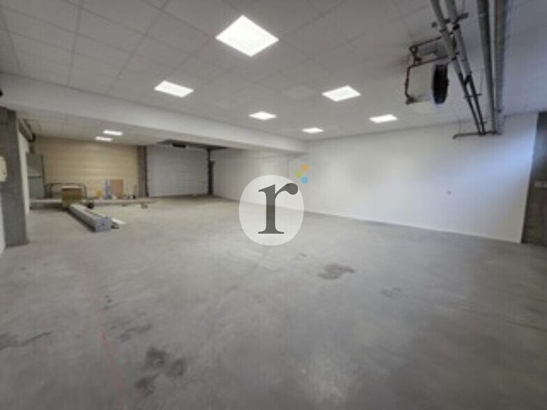 Flex in Lille for lease - Interior Photo - Image 3 of 5