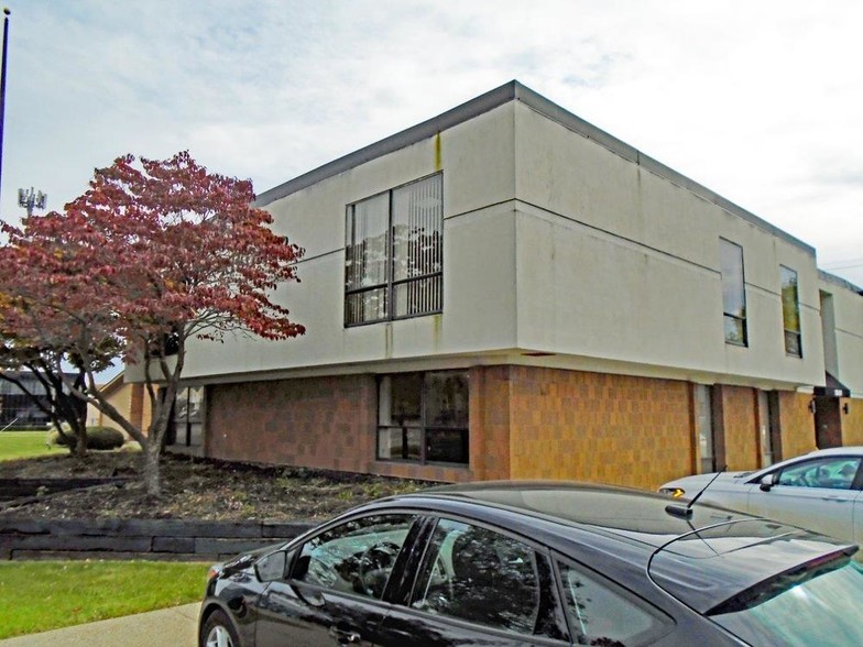 18481 W Ten Mile Rd, Southfield, MI for lease - Building Photo - Image 1 of 4