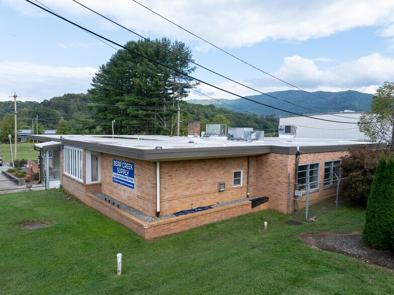 30 New Treads Dr., Waynesville, NC à vendre - Photo du bâtiment - Image 3 de 34