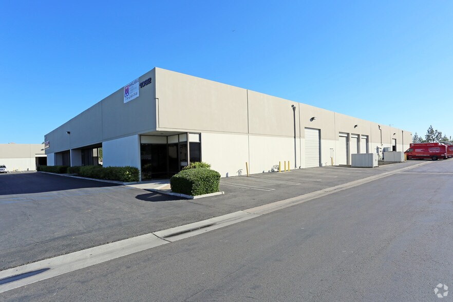 1060-1072 N Kraemer Pl, Anaheim, CA à louer - Photo du bâtiment - Image 3 de 26