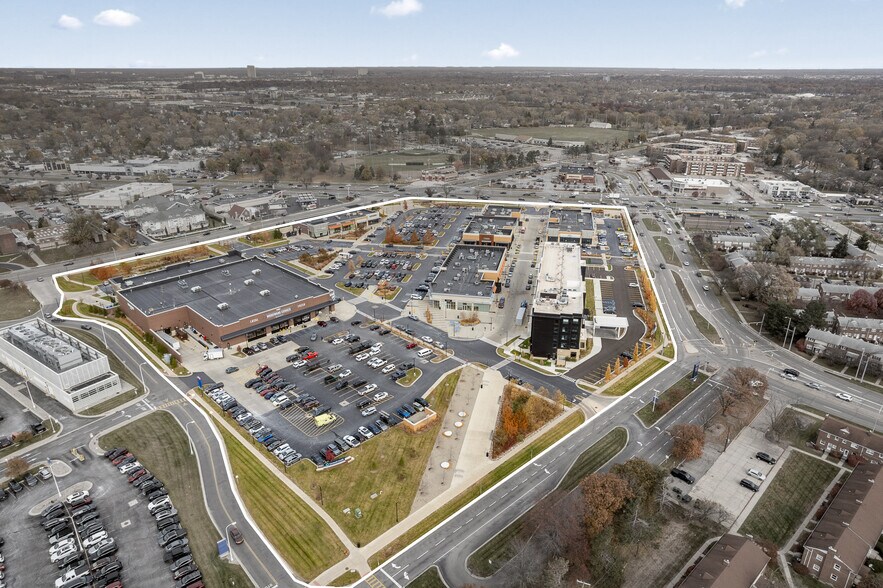 Woodward Ave, Royal Oak, MI à louer - Photo du bâtiment - Image 3 de 38