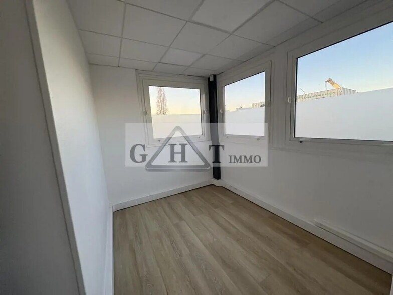 Office in Vaux-le-Pénil for sale - Interior Photo - Image 2 of 7