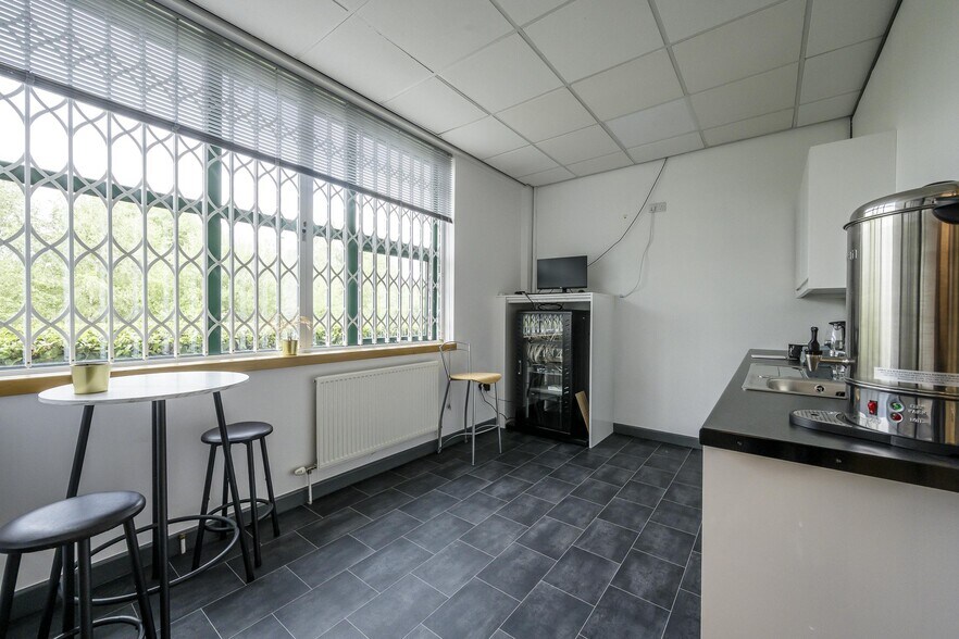 750-790 Mandarin Ct, Warrington à louer - Photo du bâtiment - Image 3 de 8