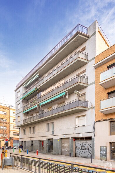 Immeuble residentiel dans L'Hospitalet de Llobregat, Barcelona à vendre - Photo du bâtiment - Image 2 de 2