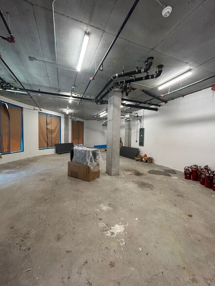 555 Broadway, Brooklyn, NY for lease - Interior Photo - Image 3 of 10