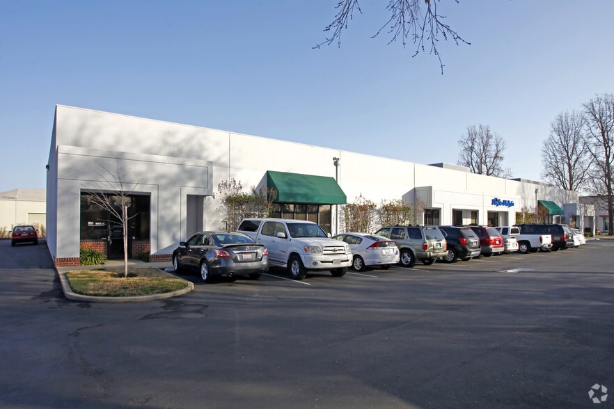 251 Lathrop Way, Sacramento, CA à louer - Photo du bâtiment - Image 3 de 4