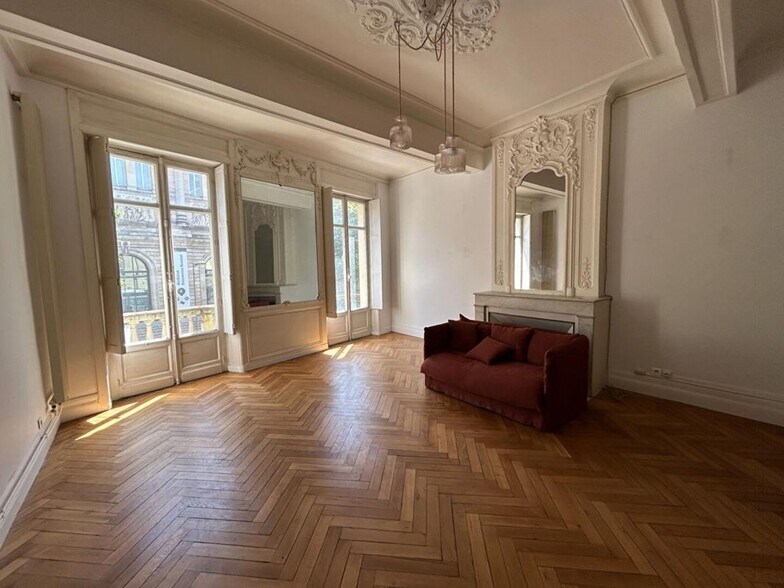 Office in Bordeaux for lease - Building Photo - Image 1 of 6