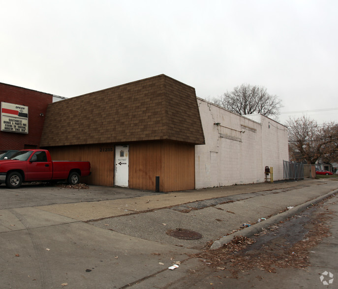 21235 Dequindre Rd, Hazel Park, MI for sale - Building Photo - Image 3 of 5