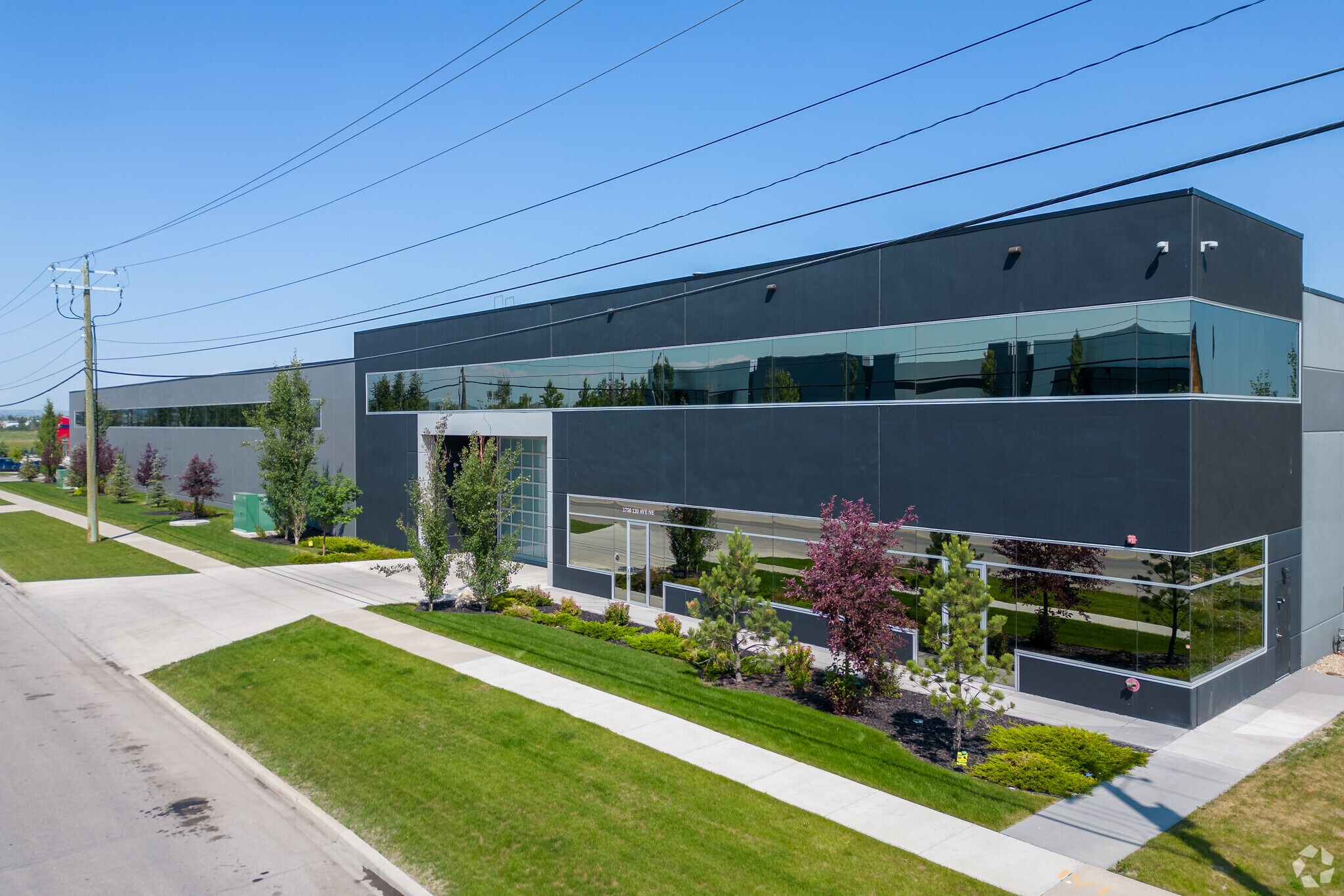 1750 120 Av NE, Calgary, AB à vendre Photo du bâtiment- Image 1 de 70