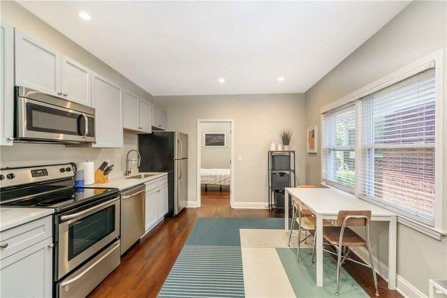 604 Glen Iris Dr NE, Atlanta, GA for sale - Interior Photo - Image 2 of 22