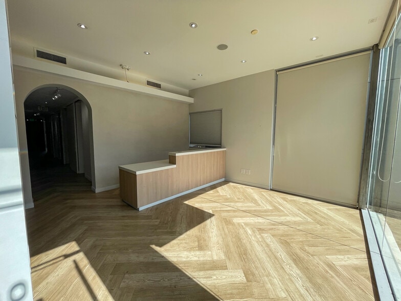 8533-8539 Melrose Ave, Los Angeles, CA for lease - Building Photo - Image 3 of 11