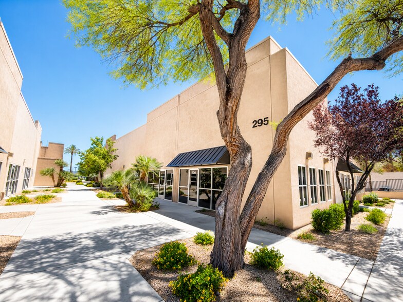 295 E Warm Springs Rd, Las Vegas, NV à louer - Photo du bâtiment - Image 2 de 4