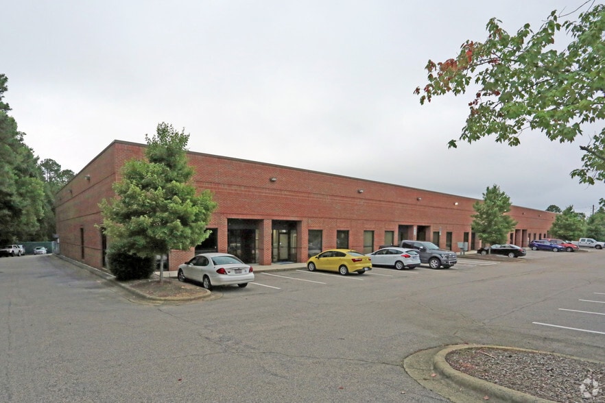 100-118 Kitty Hawk Dr, Morrisville, NC for lease - Building Photo - Image 2 of 6