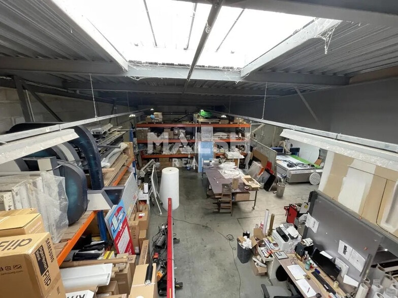 Office in Brignais for lease - Interior Photo - Image 2 of 7