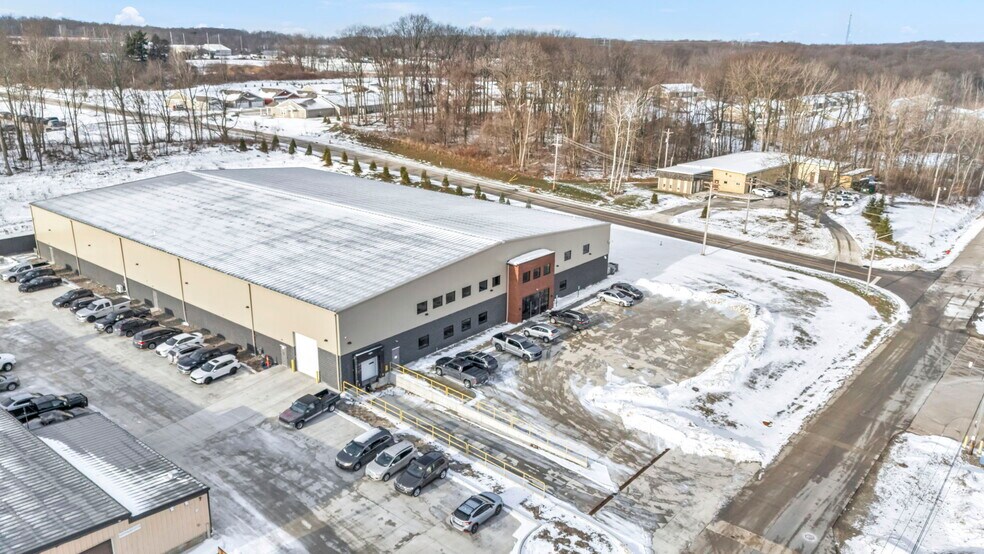 310 Park Dr, Chardon, OH à vendre - Photo du bâtiment - Image 3 de 26