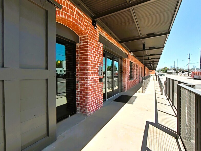 1305 E Houston St, San Antonio, TX à louer - Photo du bâtiment - Image 3 de 6