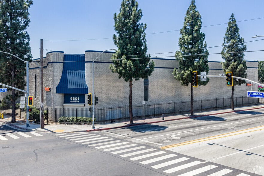 5801 S Alameda St, Los Angeles, CA à vendre - Photo du bâtiment - Image 1 de 33
