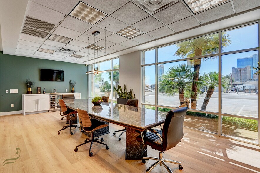 2200 Highland Dr, Las Vegas, NV à louer - Photo du bâtiment - Image 3 de 21