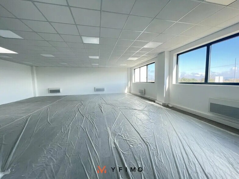 Flex in Flins-sur-Seine for sale - Interior Photo - Image 3 of 5