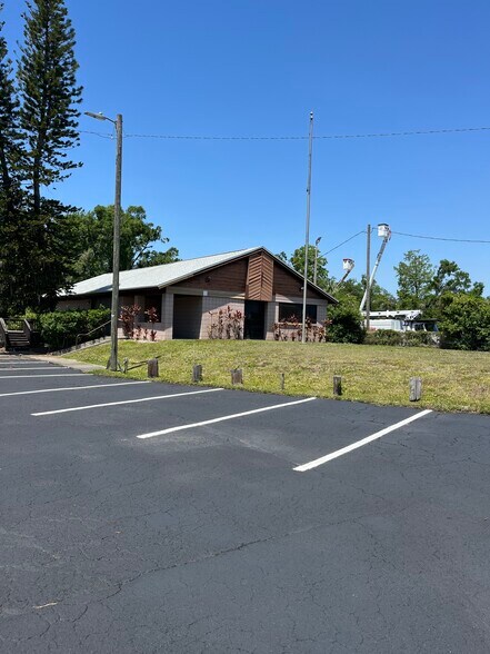 8406 N US Highway 301, Tampa, FL à louer - Photo du bâtiment - Image 2 de 9