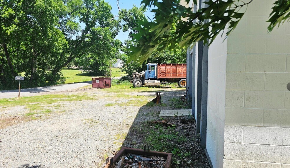 223 W 2nd St, Bonham, TX à vendre - Photo du bâtiment - Image 3 de 15