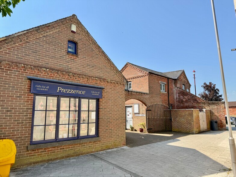1 Bishops Ct, Daventry à louer - Photo du bâtiment - Image 2 de 3