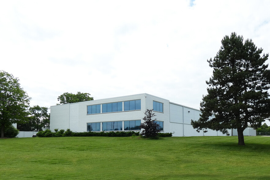 2250 E West Maple Rd, Commerce Township, MI for sale - Building Photo - Image 1 of 1