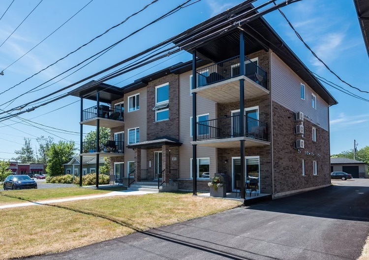 1235 - 1317 Boul. d'Iberville portfolio of 6 properties for sale on LoopNet.ca Building Photo- Image 1 of 2