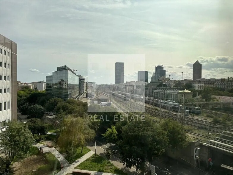 Office in Lyon for lease - Building Photo - Image 3 of 19