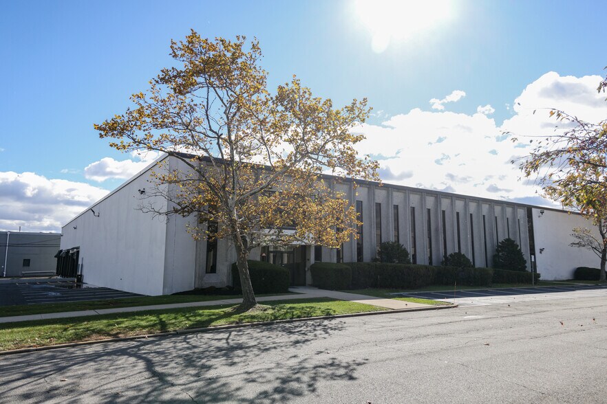 135 W Commercial Ave, Moonachie, NJ à louer - Photo du bâtiment - Image 3 de 9