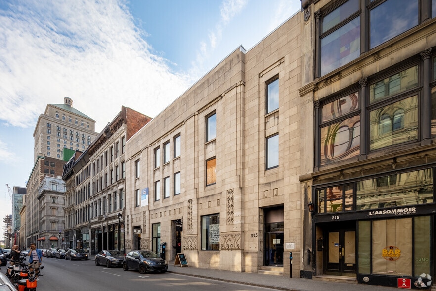 221-229 Rue Notre-Dame O, Montréal, QC à louer - Photo du bâtiment - Image 2 de 3