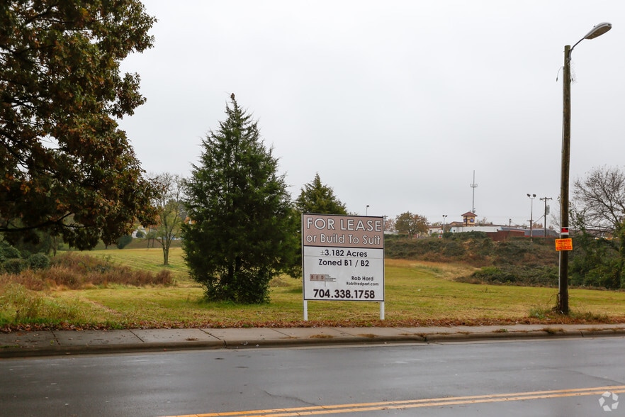 7837 Farmhurst Dr, Charlotte, NC for lease - Primary Photo - Image 1 of 2