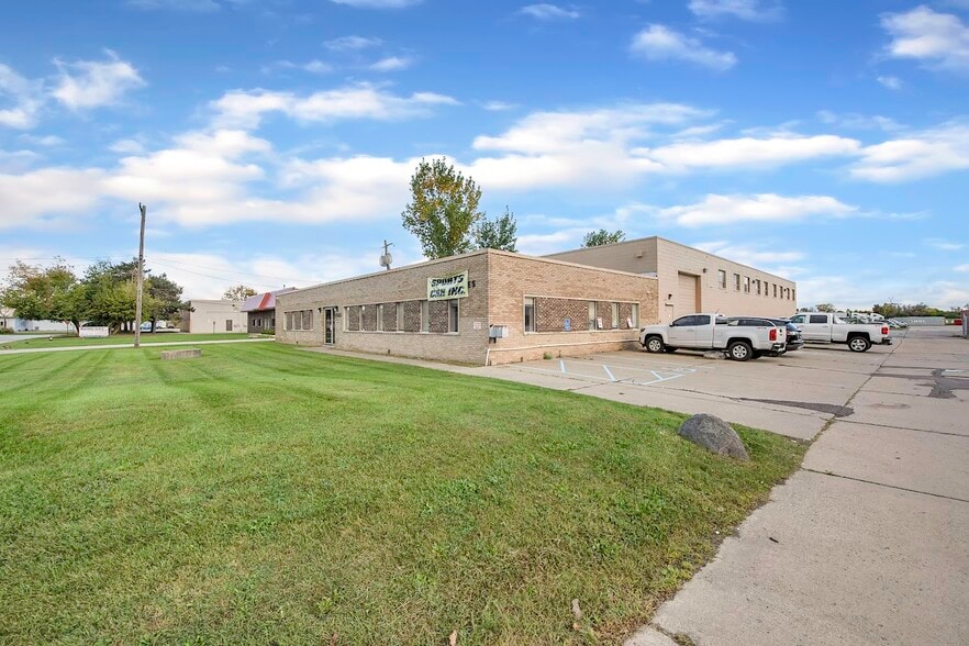 1743 Larchwood Dr, Troy, MI for sale - Building Photo - Image 2 of 33