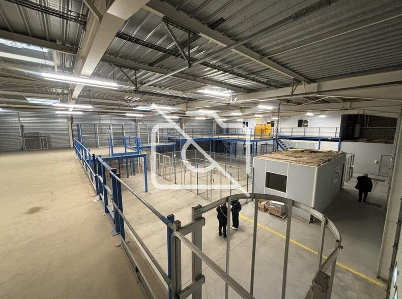 Industrial in Coignières for lease - Interior Photo - Image 3 of 16