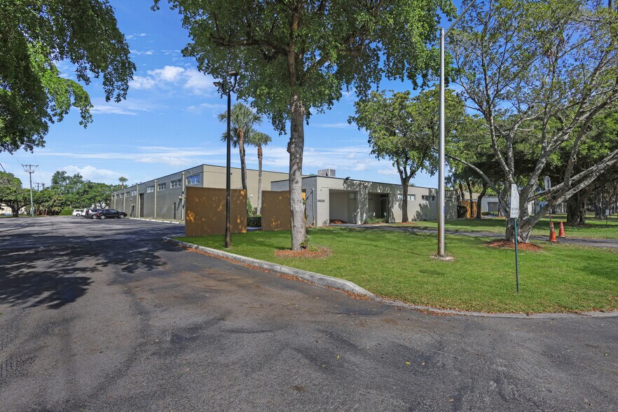 14000 NW 58th Ct, Miami Lakes, FL à louer - Photo du bâtiment - Image 3 de 4