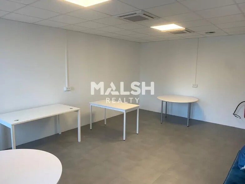 Bureau dans Rillieux-la-Pape à louer - Photo du bâtiment - Image 3 de 8