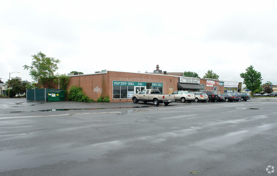 218-246 Memorial Ave, West Springfield, MA for lease - Building Photo - Image 2 of 2