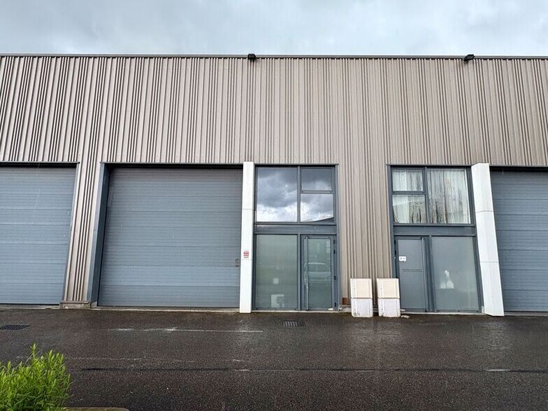 Flex in Saint-Genis-les-Ollières for lease - Building Photo - Image 1 of 4