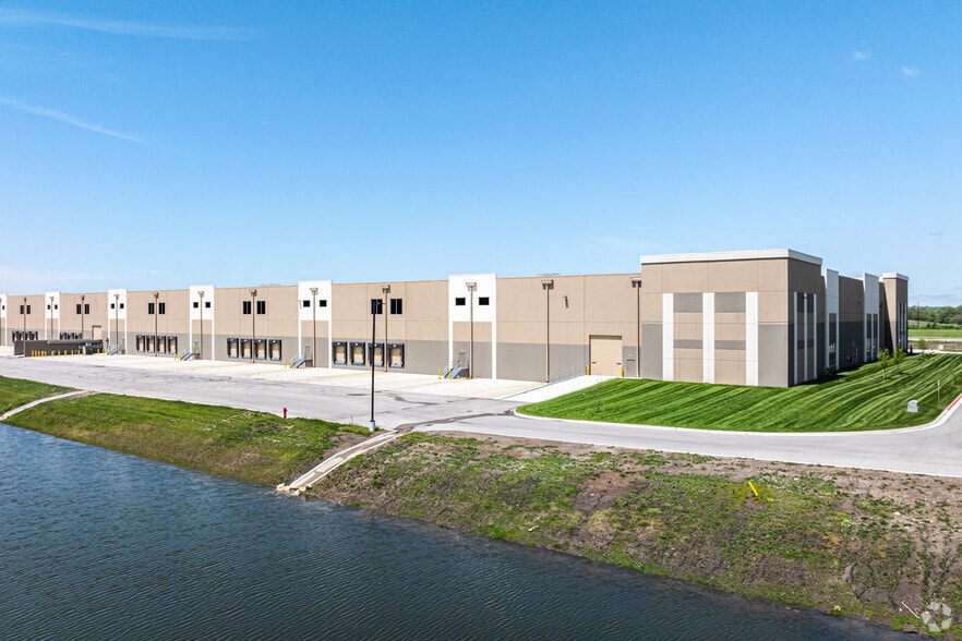 2500 S Little Blue Pky, Independence, MO for lease - Building Photo - Image 3 of 9