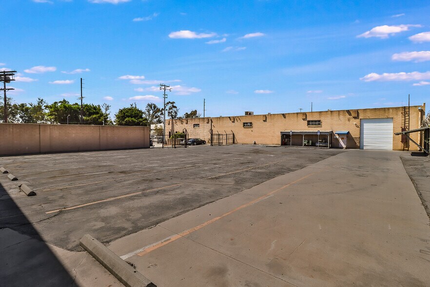 8630 Tamarack Ave, Sun Valley, CA à louer - Photo du bâtiment - Image 3 de 19