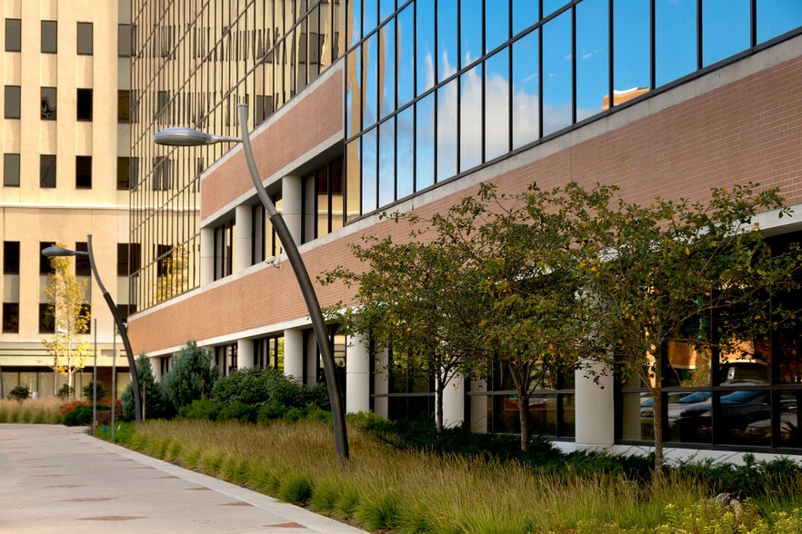 67 W Michigan Ave, Battle Creek, MI à louer - Photo du bâtiment - Image 2 de 15