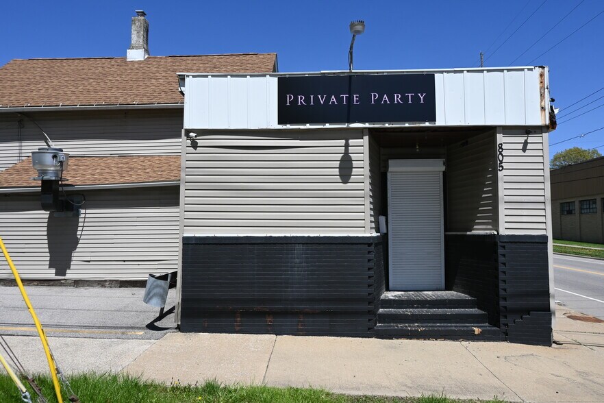 805 Upson St, Akron, OH à vendre - Photo du bâtiment - Image 2 de 36