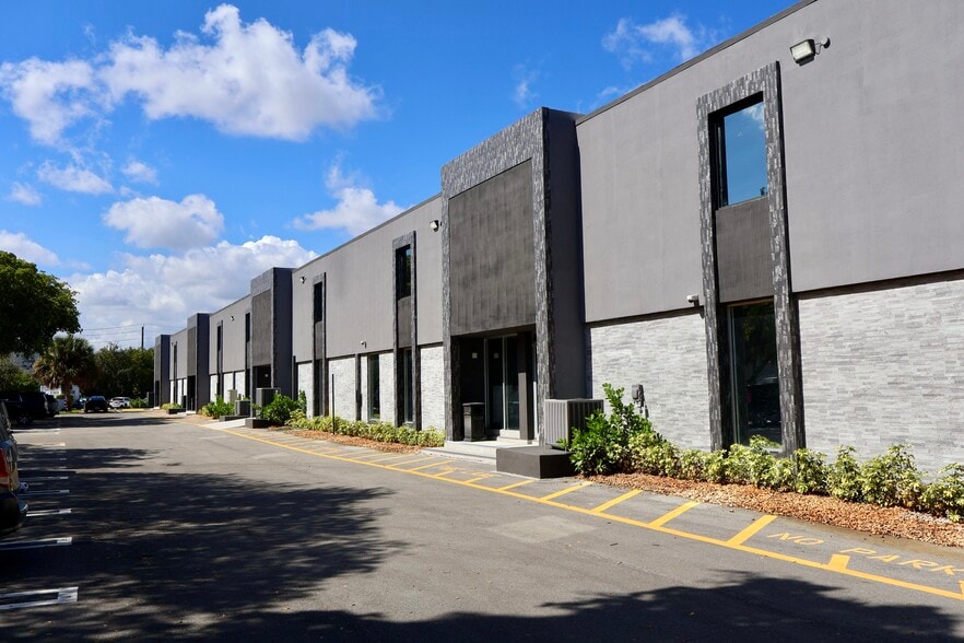 3001 SW 10th St, Pompano Beach, FL à louer - Photo du bâtiment - Image 2 de 34