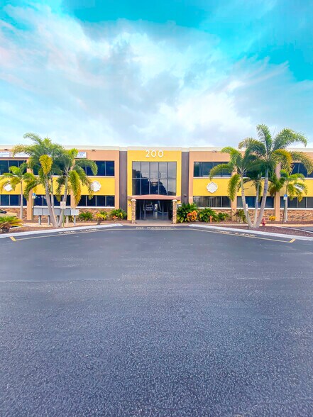 200 Knuth Rd, Boynton Beach, FL à louer - Photo du bâtiment - Image 2 de 7