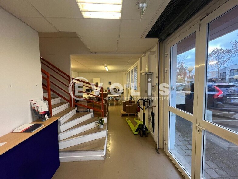 Flex in Créteil for lease - Interior Photo - Image 1 of 15