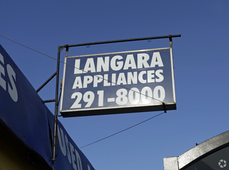 4739-4743 Hastings St, Burnaby, BC à louer - Photo du bâtiment - Image 3 de 17