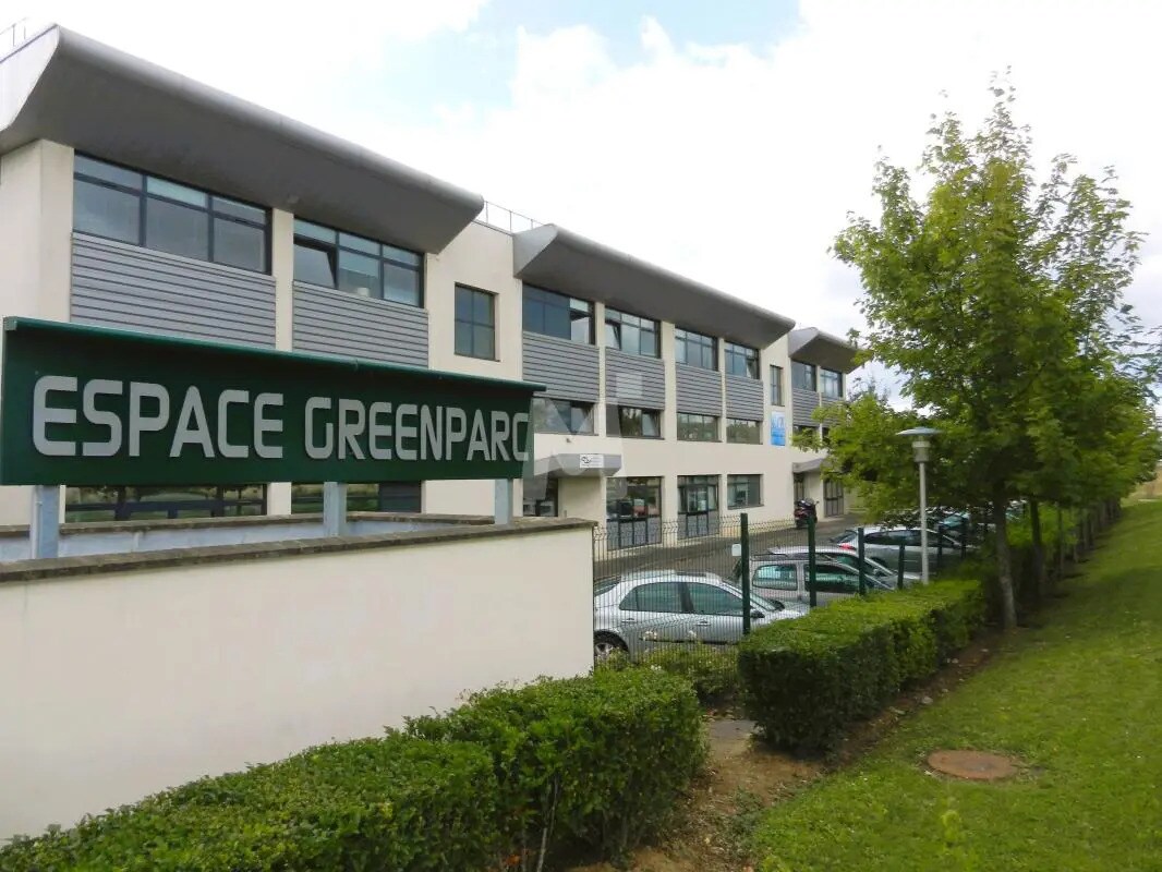 Flex dans Saint-Pierre-du-Perray à louer Photo du bâtiment- Image 1 de 10