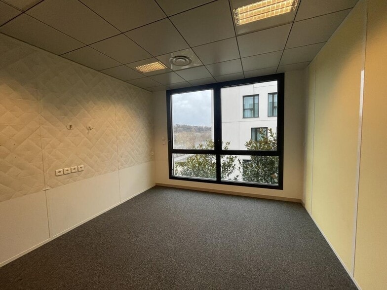 Office in Lyon for lease - Building Photo - Image 2 of 8
