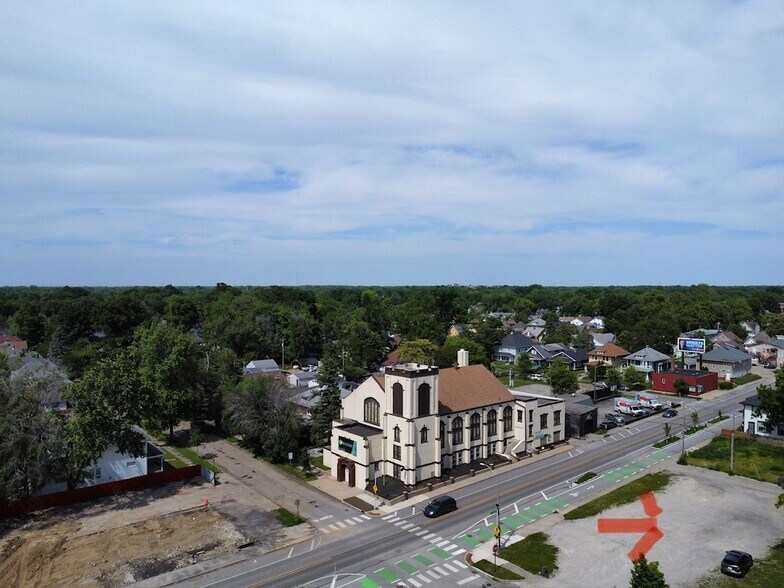 4110 E New York St, Indianapolis, IN à vendre - Photo du bâtiment - Image 2 de 14
