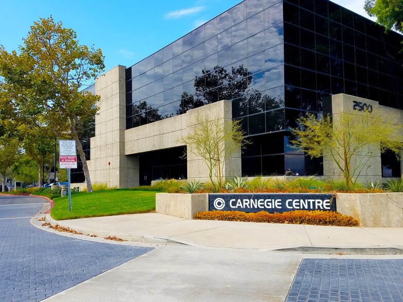 2530 Red Hill Ave, Santa Ana, CA à louer - Photo du bâtiment - Image 1 de 7